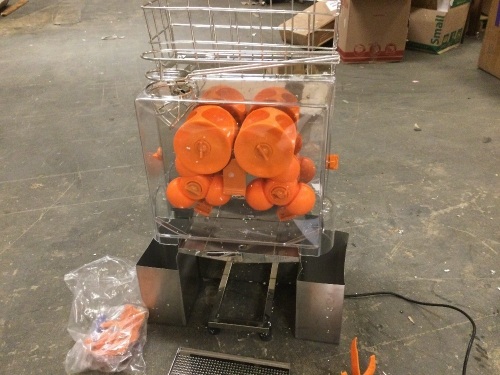 Commercial Electric Orange Squeezer. Has Cosmetic Damage. Cannot get to power up. E-Commerce Return - Lot 138