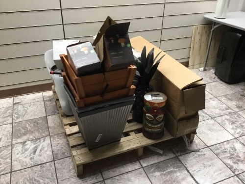Lot of Lawn & Garden Items. Planters, Lawn Decor, Lawn Lighting Stakes, Etc. SEE PICS. E-Commerce. Condition Unknown.  - Lot 679