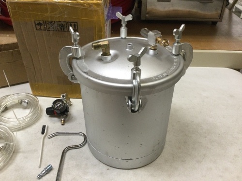 2.5 Gallon High Pressure Pot Paint Sprayer 1/4 Air Inlet Painter 3.0mm Nozzle. Appears New. E-Commerce Return - Lot 881