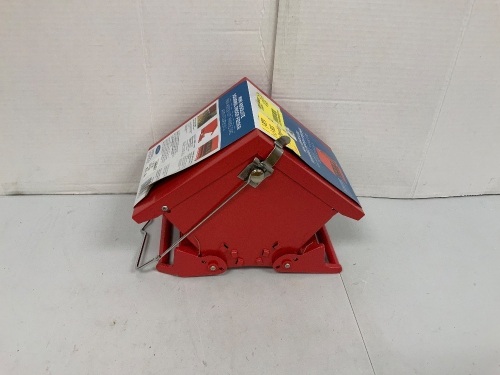 Mini Squirrel Feeder, E-Commerce Return - Lot 216