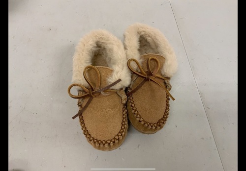 Minnetonka Kids Moccasins, E-Commerce Return - Lot 276