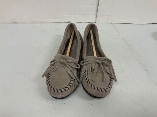 Minnetonka Womens Moccasins, 10, Appears New - Lot 638