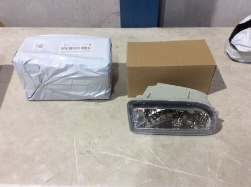 Lot of (2) Headlights J100 98-07 - Lot 663