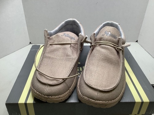 Natural Reflections, Lynden Wallabee Ladies, 9, Loose Stitch, Ecommerce Return - Lot 231