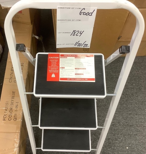 3-Step Portable Folding Step Ladder w/ Non-Slip Feet, 330lb Capacity - Lot 1824