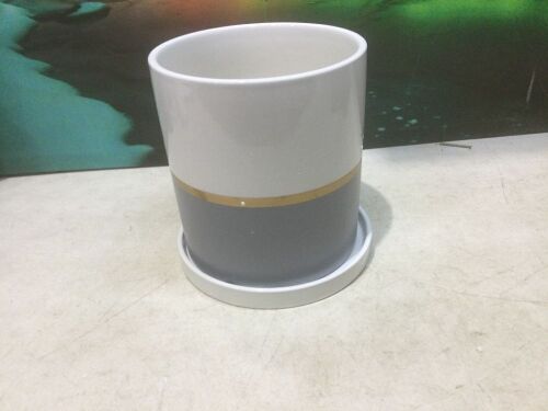 Ekirlin 8" Flower Pot w/ Tray - Lot 931