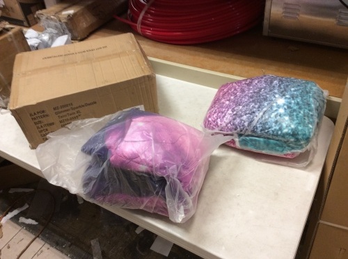 Twin/Twin XL Comforter Set. Appears New - Lot 444