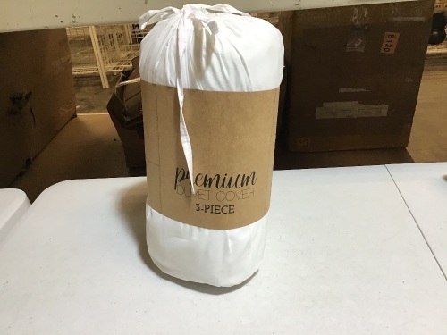 3-Piece Premium Duvet Cover Set, King/California King, White. Appears New.  - Lot 517