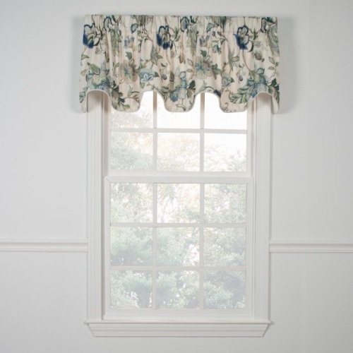 Ellis Curtain Brissac Lined Scallop Valance. Appears New.  - Lot 911