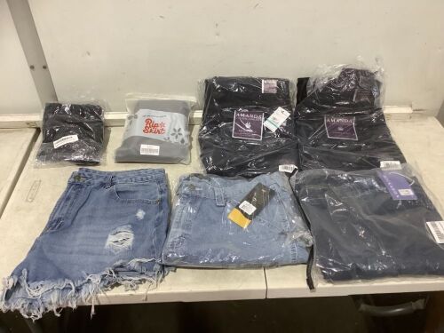 Small Lot of Women's Bottoms - Multiple Sizes - Lot 428
