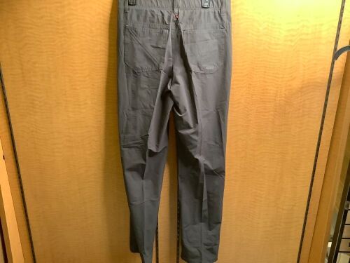 Ascend Men's Pants 32x34, Appears New - Lot 136