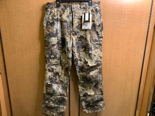Red Head Silent Hide Men's L/32, Appears New - Lot 249