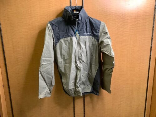 Columbia Glennaker Lake Rain Jacket, Small, Appears New - Lot 320