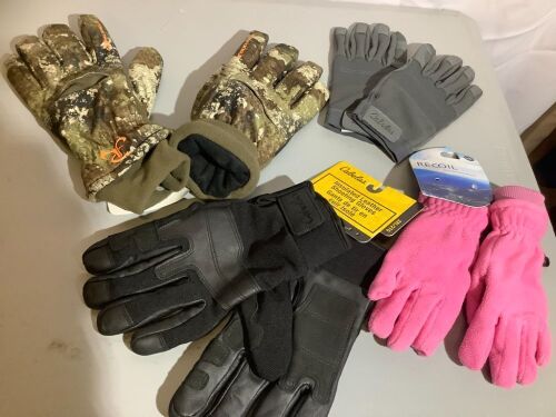 Lot of (4) Misc pairs of gloves - Lot 377