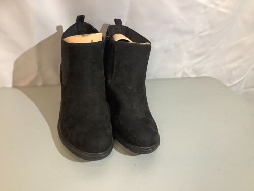 Natural Reflections, Women's 8, Appears New - Lot 446