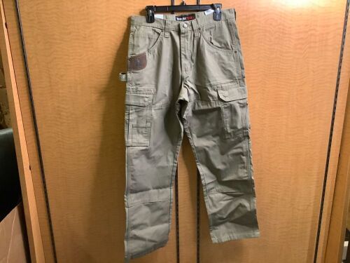 Wrangler Riggs Workwear, Men's 33x30, Appears New - Lot 487
