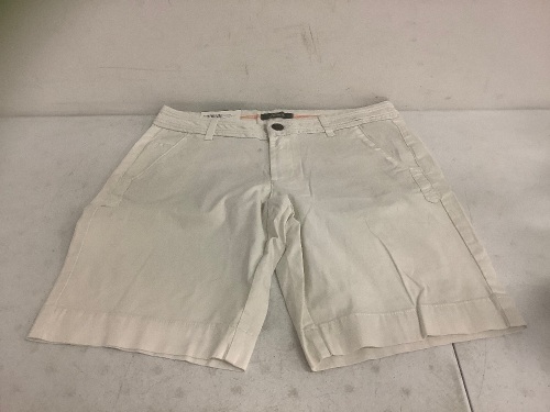 Natural Reflections Womens Shorts, Size 6, E-Comm Return - Lot 682