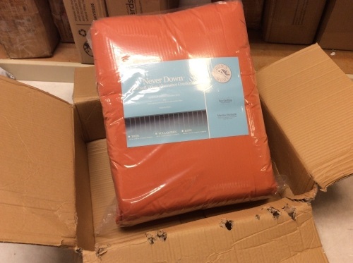 NeverDown Microsoft Down Alternative Comforter, Queen/Full. NEW - Lot 496