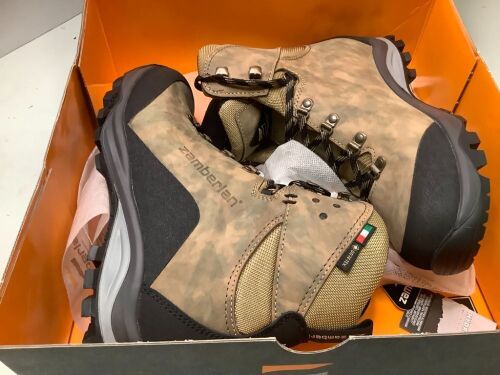 Zamberlan 330 Marie GTX, Vibram Lite Wolf Hydrobloc Camoufalge, 9, Appears New - Lot 353