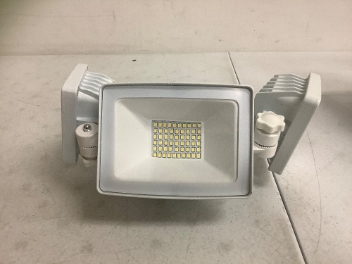 3 Head Flood Light, Appears New - Lot 102