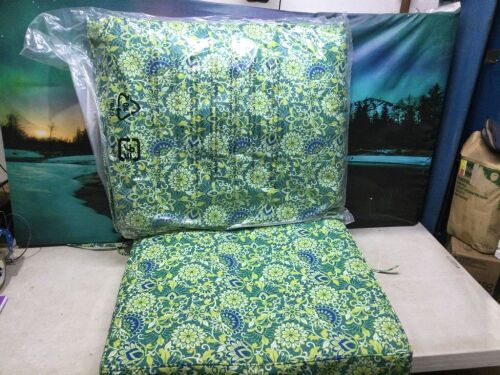 Amazon Basics Deep Seat Patio Cushion, Blue Floral  - Lot 923