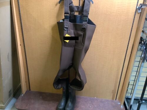 Men's Neoprene Soft Sole Waders, 9R, Ecommerce Return - Lot 24
