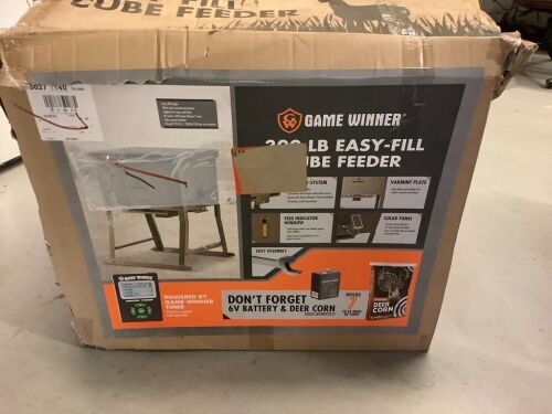 Game Winner Easy Fill Cube Feeder, Bent Lid, Ecommerce Return - Lot 97