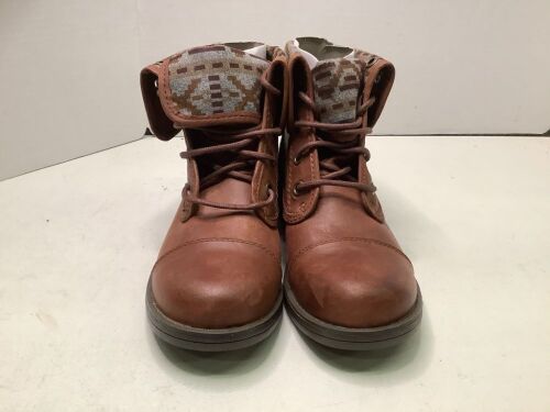 Natural Reflections Women's Boots, 8, Appears New - Lot 411