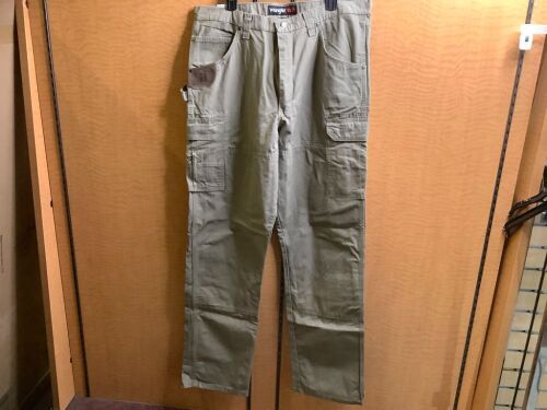 Wrangler Workwear Men's Pants 38x36, Appears New - Lot 471