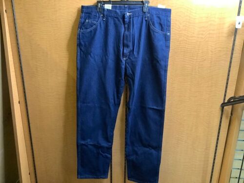 Wrangler Men's Jeans 42x34, Appears New - Lot 494