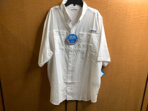 Columbia Men's Tamiami 11 Short Sleeve Shirt, Appears New, Stain on back - Lot 503