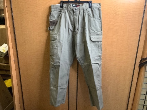 Wrangler Riggs WorkWear, Mens 40x32, Appears New - Lot 632