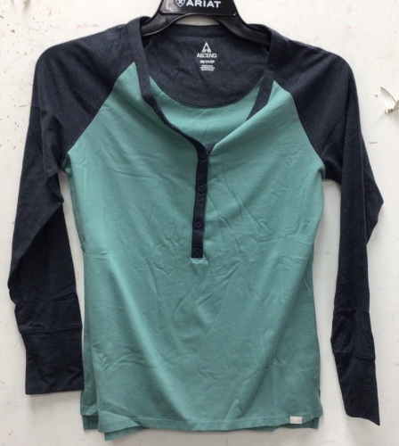 Ascend Womens Shirt, XS, Appears New - Lot 357