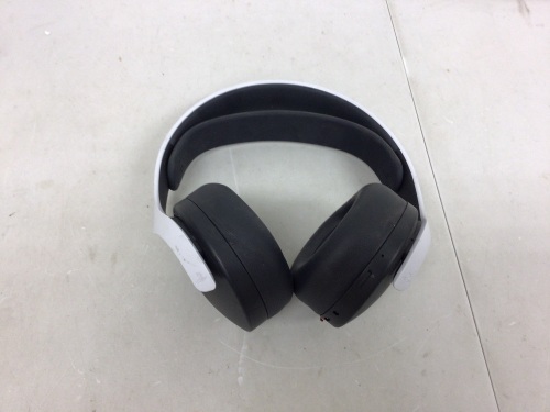Playstation Headset, No Cord, Powers Up, E-Commerce Return - Lot 376