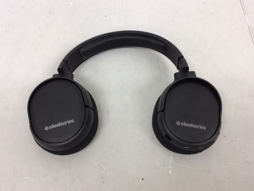 Steelseries Headphones, No Cord, Powers Up, E-Commerce Return - Lot 382