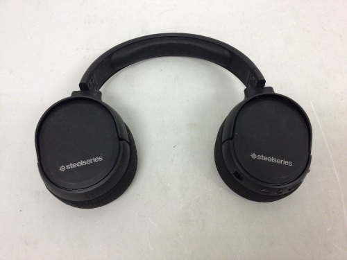 Steelseries Headphones, No Cord, Powers up, E-Commerce Return - Lot 414