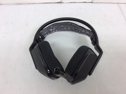 Gaming Headset w/ Microphone, No Cord, Powers Up, E-Commerce Return - Lot 573