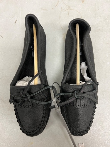 Minnetonka Womens Moccasin Shoes, 8.5, Appears New - Lot 595