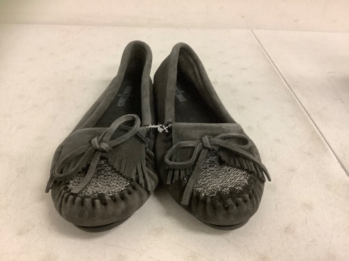 Minnetonka Womens Moccasins, 9.5, Appears New - Lot 687