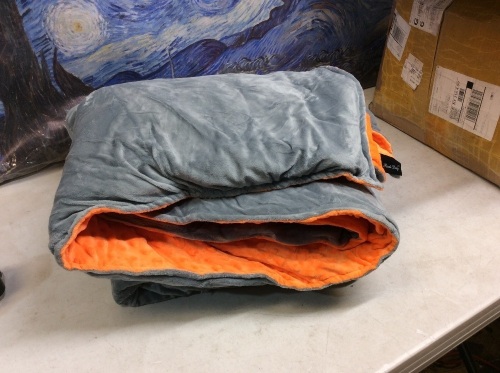 15 lb Weighted Blanket. Appears New without Package.  - Lot 521