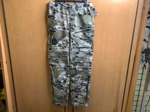 Under Armour Men's Pants 34/36, Appears New - Lot 60
