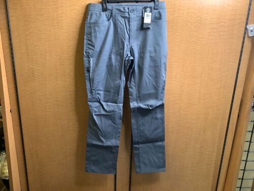 Under Armour Men's Pants, 32, Appears New - Lot 483