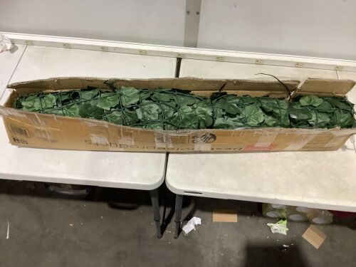 Outdoor Faux Ivy Privacy Screen Fence, 94" x 39"  - Lot 829