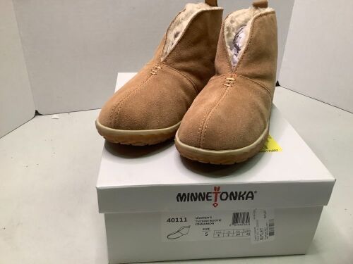 Minnetonka Women's Tucson Bootie, 5, Appears New - Lot 122