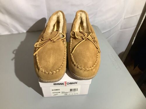 Minnetonka Men's Sheepskin Hardsole Moc, 11, Appears New - Lot 290