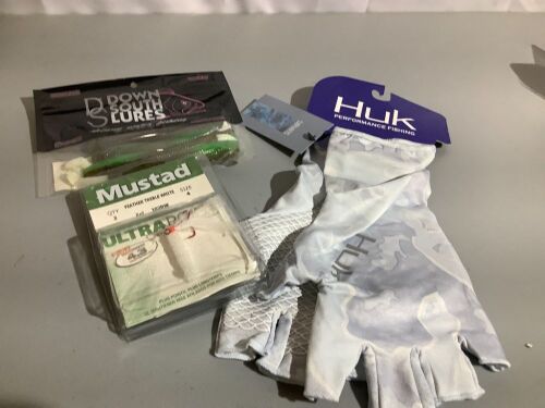 Huk Fishing Gloves, Large,  Misc. Lures, Ecommerce Return - Lot 332