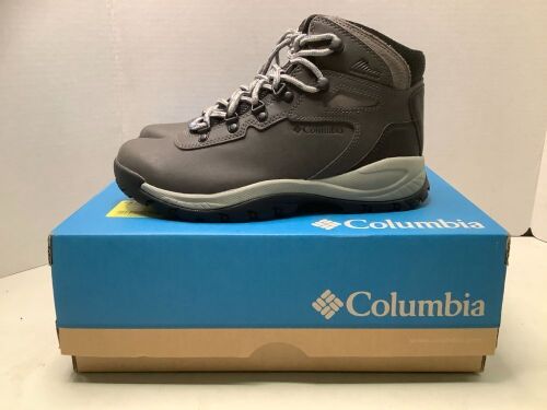 Columbia Newton Ridge Plus Women's Boots, 8.5, Appears New - Lot 379