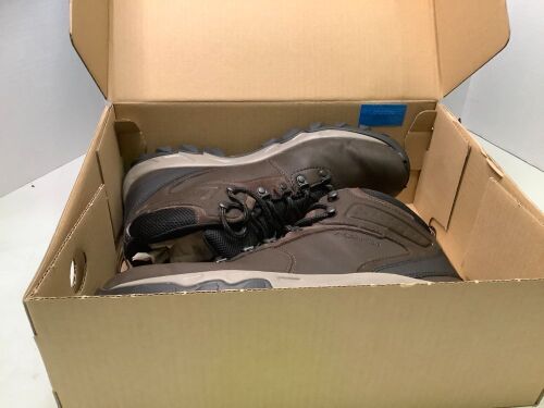 Columbia Newton Ridge Plus II Waterproof Boots, Men's 11, Damage on Toe, Ecommerce Return - Lot 406