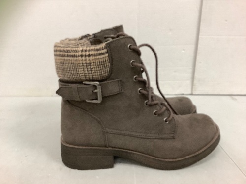 Natural Reflections Womens Boots, 7M, Appears New w/ Damaged Lace, Appears New - Lot 191