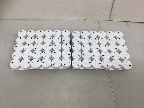 Flameless Candle Lights, Powers Up, Appears New - Lot 482